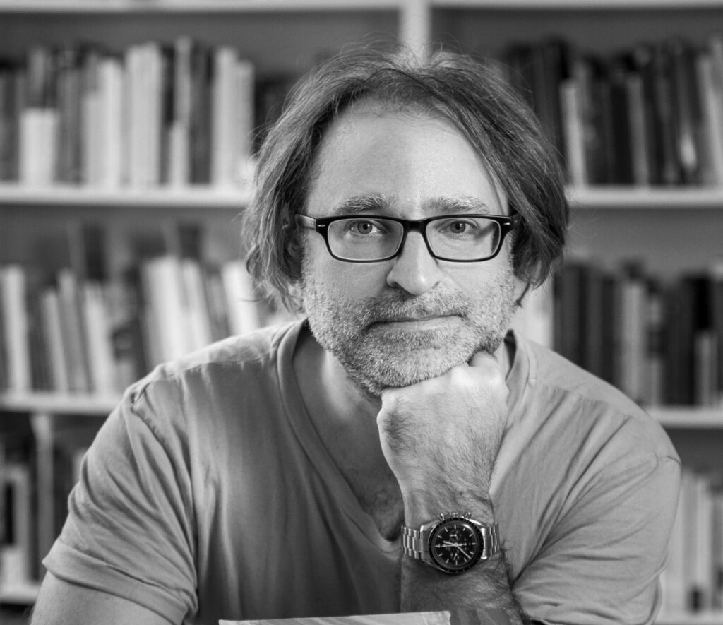 Portraitfoto Prof. Dr. Weinhardt, sitzend mit aufgestützter Hand